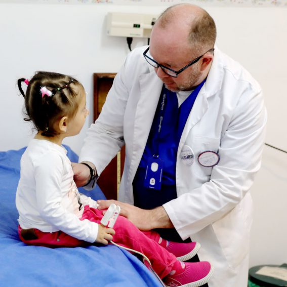 Consult-0583_FLM_1859 Doctor examining a child